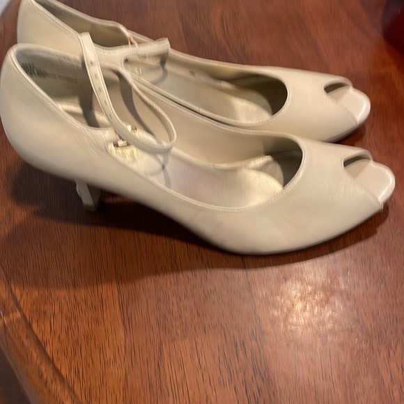 Size 8 1/2 Cream open toe leather heels with strap. Worn 2x. Comfy. - Picture 2 of 6